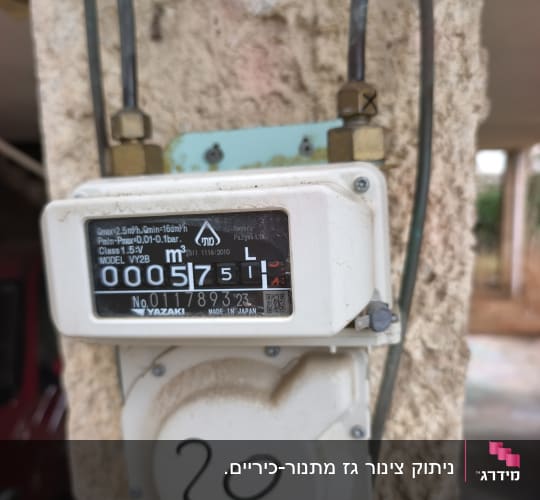 מונה גז מותקן על קיר חיצוני עם צינורות